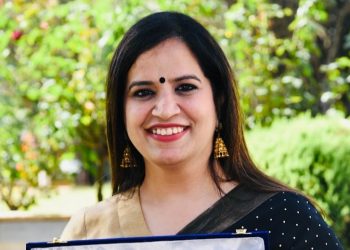 Dr Neeza Singh gets Best Female Library Personality of the year Award